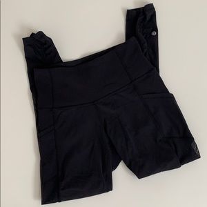 Black lulu lemon 25” legging with mesh side